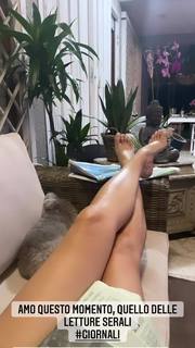 Elisa Isoardi feet photo thumbnail