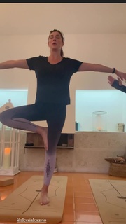 Elisa Isoardi feet photo thumbnail