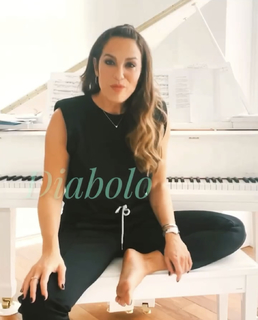 Elisa Tovati feet photo 1