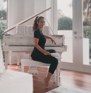 Elisa Tovati feet photo 18