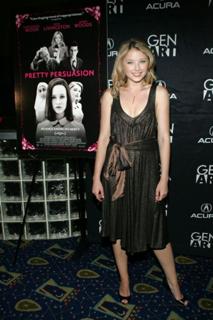 Elisabeth Harnois feet photo 2