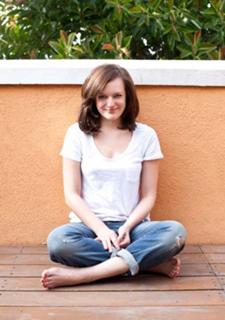 Elisabeth Moss feet photo thumbnail