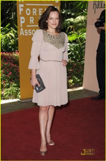Elisabeth Moss feet photo thumbnail