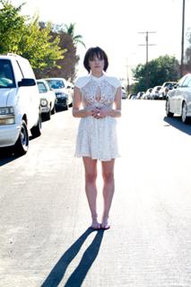 Elisabeth Moss feet photo thumbnail