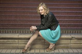 Elisabeth Moss feet photo thumbnail