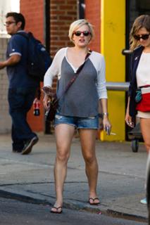 Elisabeth Moss feet photo thumbnail