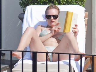 Elisabeth Moss feet photo thumbnail