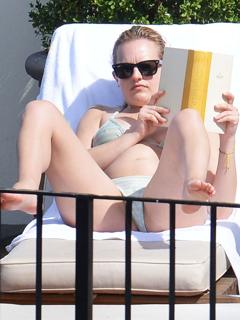 Elisabeth Moss feet photo thumbnail