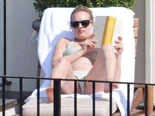 Elisabeth Moss feet photo thumbnail