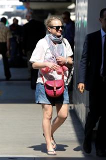 Elisabeth Moss feet photo thumbnail