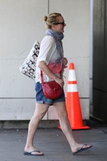 Elisabeth Moss feet photo thumbnail