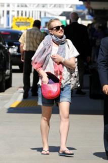Elisabeth Moss feet photo thumbnail