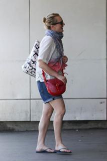 Elisabeth Moss feet photo thumbnail