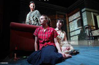 Elisabeth Moss feet photo thumbnail