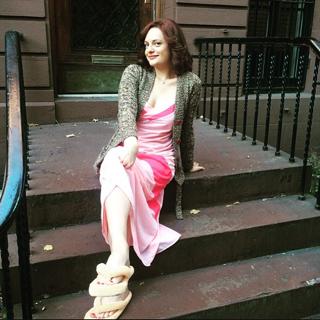 Elisabeth Moss feet photo thumbnail