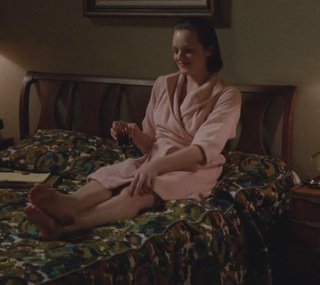Elisabeth Moss feet photo thumbnail
