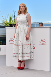 Elisabeth Moss feet photo thumbnail