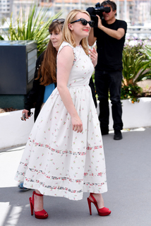 Elisabeth Moss feet photo thumbnail