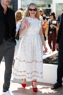Elisabeth Moss feet photo thumbnail
