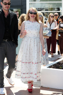 Elisabeth Moss feet photo thumbnail