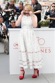 Elisabeth Moss feet photo thumbnail