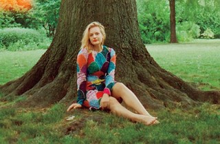Elisabeth Moss feet photo thumbnail