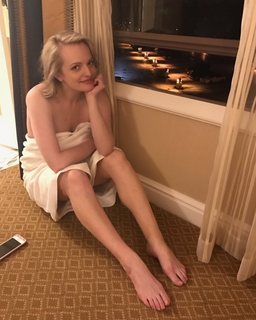 Elisabeth Moss feet photo thumbnail