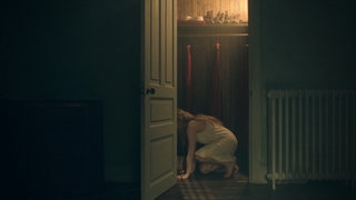 Elisabeth Moss feet photo thumbnail