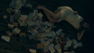 Elisabeth Moss feet photo thumbnail
