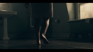 Elisabeth Moss feet photo thumbnail