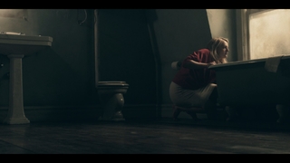 Elisabeth Moss feet photo thumbnail