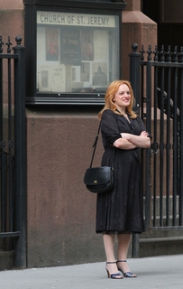Elisabeth Moss feet photo thumbnail