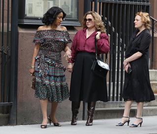 Elisabeth Moss feet photo thumbnail