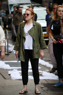 Elisabeth Moss feet photo thumbnail