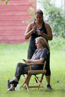 Elisabeth Moss feet photo thumbnail