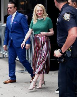 Elisabeth Moss feet photo thumbnail