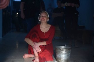 Elisabeth Moss feet photo thumbnail