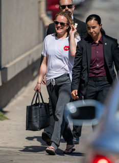 Elisabeth Moss feet photo thumbnail