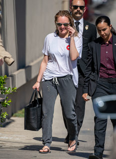 Elisabeth Moss feet photo thumbnail