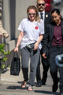 Elisabeth Moss feet photo thumbnail