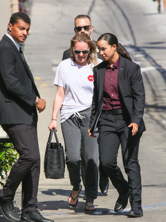 Elisabeth Moss feet photo thumbnail