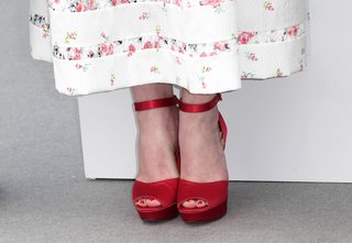 Elisabeth Moss feet photo thumbnail