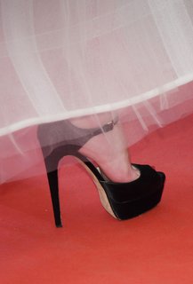 Elisabeth Moss feet photo thumbnail