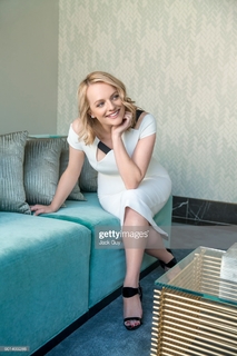 Elisabeth Moss feet photo thumbnail