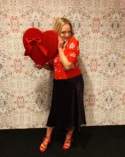 Elisabeth Moss feet photo thumbnail