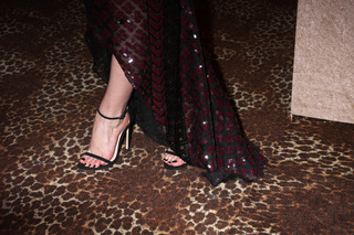 Elisabeth Moss feet photo thumbnail