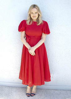 Elisabeth Moss feet photo thumbnail