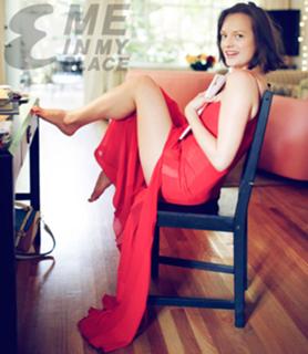 Elisabeth Moss feet photo thumbnail