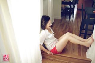 Elisabeth Moss feet photo thumbnail
