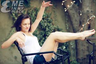Elisabeth Moss feet photo thumbnail